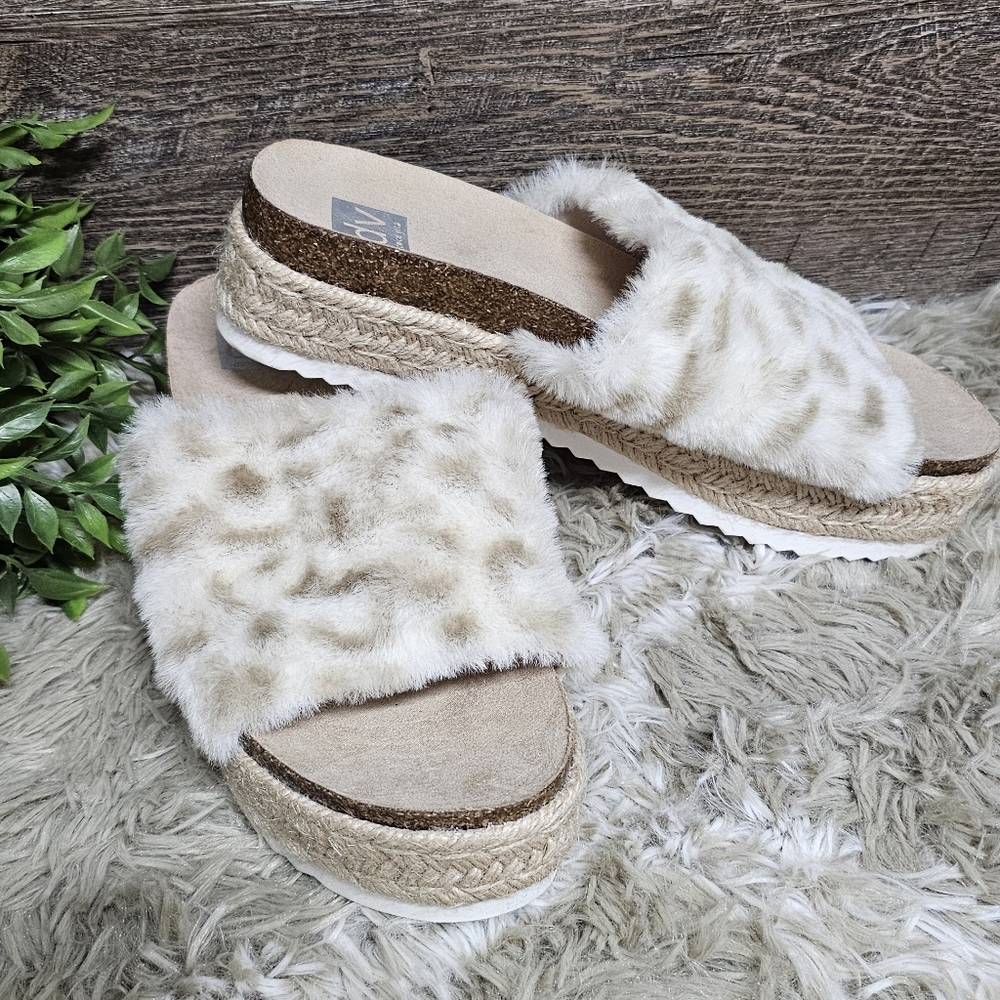 DV by Dolce Vita Beige Faux Fur Platform Slide Sandals